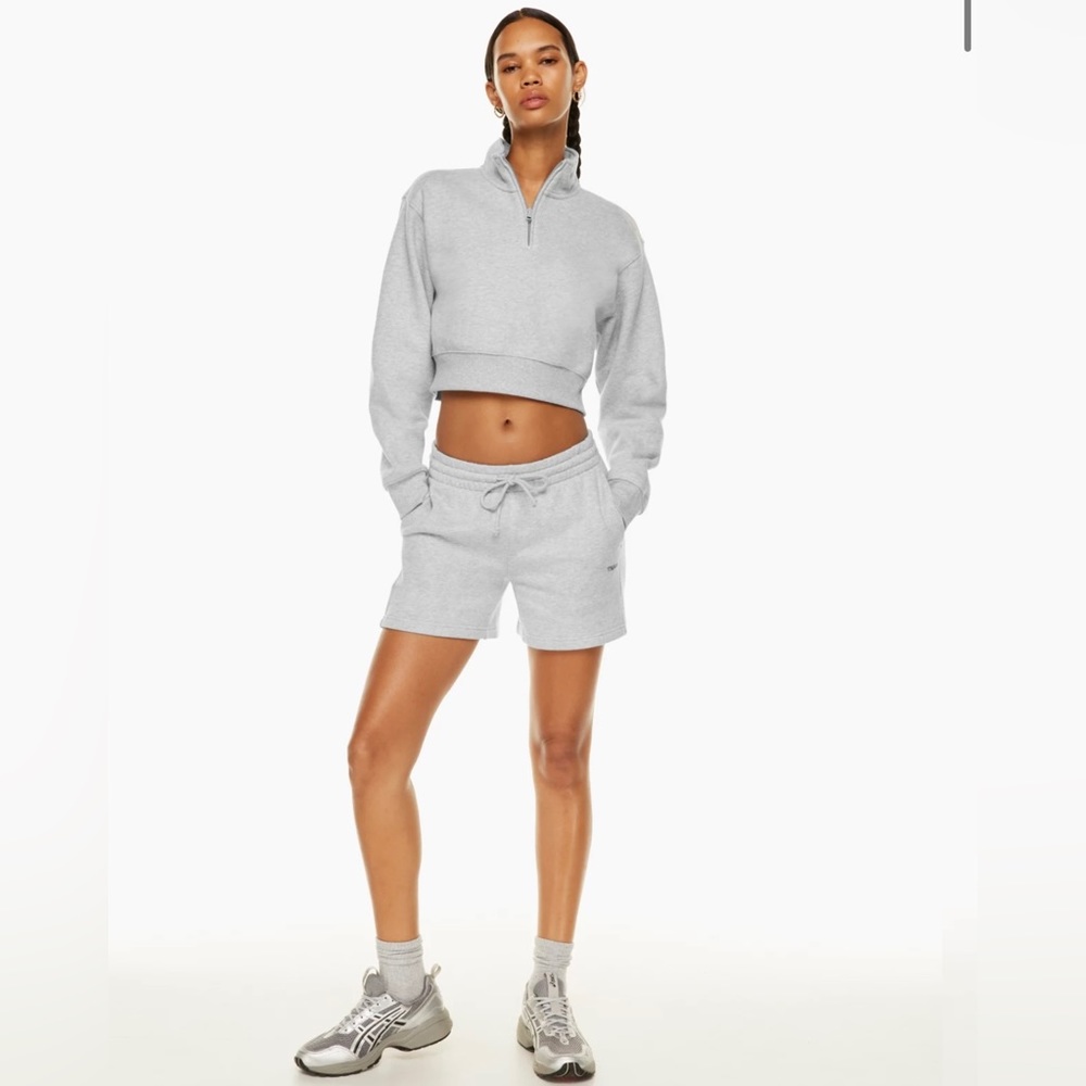 Aritzia TNA Cozy fleece boyfriend 5” sweatshort in Heather Chrome